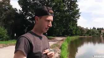 El twink inseguro patrick toma una enorme polla a pelo por dinero