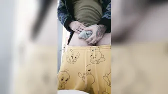 Oso peludo saca su gran polla sin cortar y orina en el baño