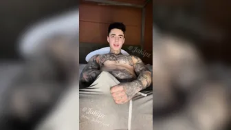 Jakipz说脏话，穿着灰色运动裤自慰直到射精
