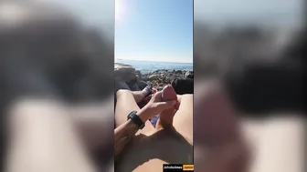 Johnholmesjunior dispara una enorme carga de semen en una playa nud...