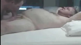 Papá oso peludo y chico más joven chupan y follan en habitación de ...