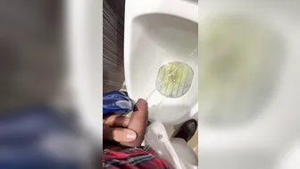 公共トイレで巨根の黒人に生ハメされるビジネスマン