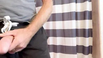 Papai peludo se masturba de manhã com pré-gozo e gozada