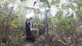 Hombres maduros follando y chupando en el bosque