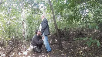 Osos maduros follando y chupando en el bosque