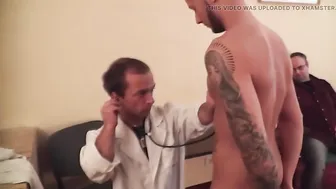 O jogador de futebol johnny é examinado por um novo médico esportivo