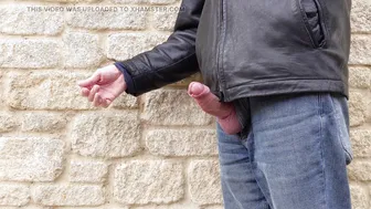 أبي يحتفظ بقضيبه السميك غير المختون في الخارج بالجلد والجينز