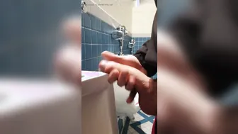 جونهولمسجونيور يُمسك وهو يستمني زبه الكبير في حمام حديقة فانكوفر ال...