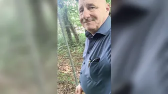 Papá suizo peludo se masturba la polla intacta en el bosque