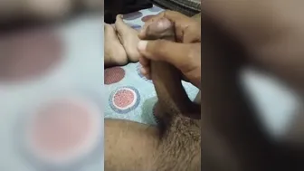 Twink indio se masturba su gran polla sin cortar en solitario
