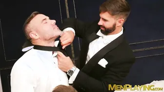Dois mordomos de terno se revezam para chupar e serem penetrados se...