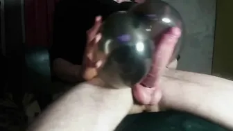 O twink faz um brinquedo anal com uma luva de spandex e fode ele