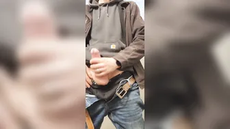Papá solo se masturba la polla grande y dispara una enorme carga de...