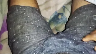 Estudiante desi peludo se masturba bajo la manta en invierno