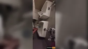 أب كندي متزوج بزب كبير يستمني وحده في الحمام العام