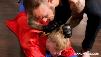 El twink de rol de superman recibe anal sin condón del villano
