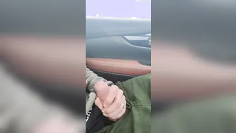Papa grosse bite se branle et jouit en conduisant sur l'autoroute