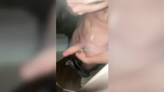 Joven twink alemán con polla gruesa se masturba y se corre