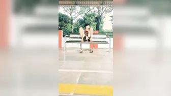 Twink indiano magro se masturba com pau grande em estação de trem p...