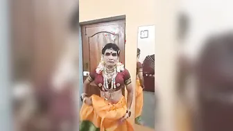 सीसी क्रॉसड्रेसर हाफ-टॉप और स्कर्ट में पहला हैंडजॉब पाता है