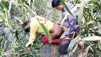Trabajadores indios follan a pelo en un maizal durante el descanso