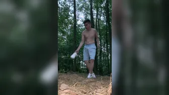 Twink branle sa grosse bite dans les bois
