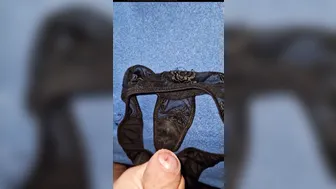 Solo chico en bragas negras dispara una carga espesa