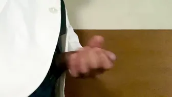 طبيب توينك شعر يلعب بزبه غير المختون في مشاهدة منفردة