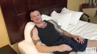 El tímido twink cody smith se paga para follar a paul wagner