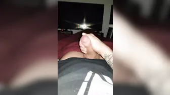 Twink en solitario se masturba la polla monstruosa y dispara una ca...