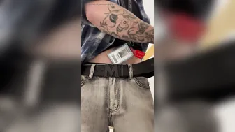 Timmy se masturba la gran polla en almacén en el trabajo
