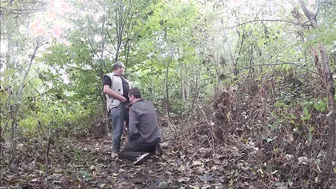 Pareja de osos maduros follando a pelo en el bosque