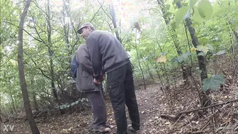 Hombre maduro y twink follando y chupando en el bosque
