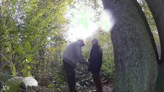 Un hombre maduro y un joven tienen sexo anal intenso al aire libre