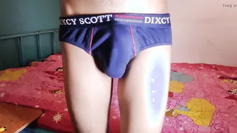 Lindo chico joven da una paja sensual y se corre fuerte