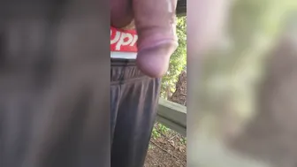 Papa johnholmesjunior branle sa grosse bite sur une plage nudiste j...