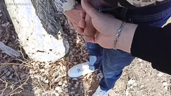 Masturbación y meada pública al aire libre con un daddy y un jovenc...