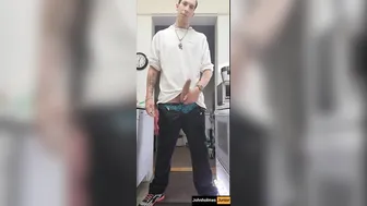 Papá de gran polla se masturba la verga enorme y dura en solitario ...