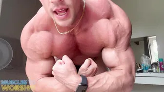Bodybuilder alpha musclé branle sa grosse bite en solo