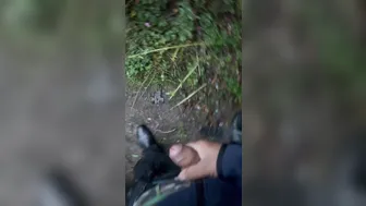 Cruising 点的害羞男孩吃下爸爸的大未割包皮鸡巴