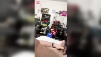 فحل لاتيني طويل وغير مختون يقذف منفرداً عبر كاميرا الويب