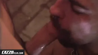 दो मांसल हंक ने बैकरूम में हार्डकोर एनल सेक्स किया