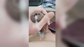 Twink não circuncidado esfrega seu pau grande até gozar cremoso