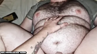 El oso peludo y gordo se folla a pelo con un twink hasta el creampie