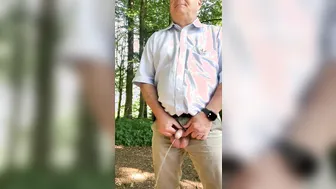 Oso amateur se masturba y se corre al aire libre