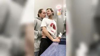 Papá peludo seduce a su compañero de cuarto más joven para una foll...