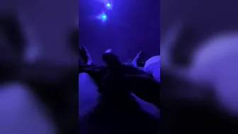 Adolescente asiática juega con polla grande en masturbación solitaria