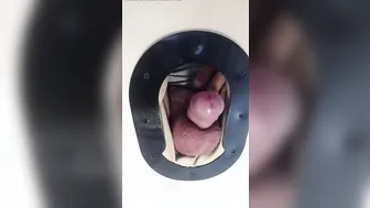 El oso peludo disfruta de gloryhole anal y juego de orina con una p...