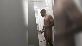 Twink branle sa grosse bite dans les toilettes publiques d'une sall...