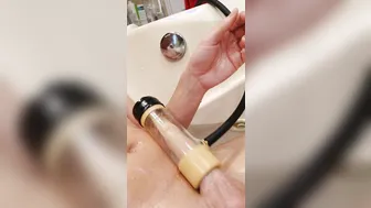 Twink solo utilise une machine à traire venus dans la baignoire
